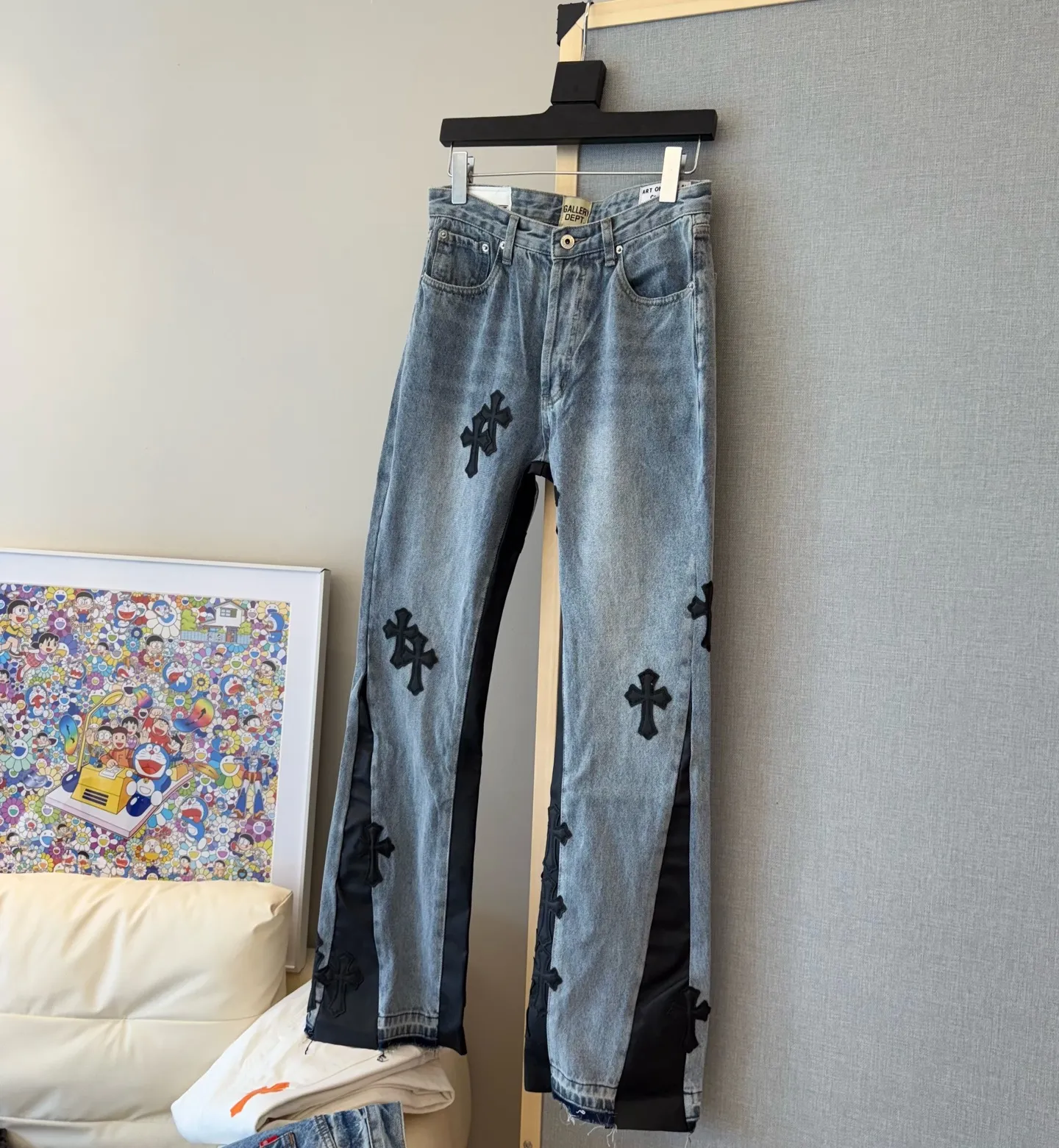 P290 model number: D324 GALLERY DEPT & Chrome hearts. Spliced cross loose washed flared jeans to truly restore the ultimate vintage texture. The original hardware accessories, washed and other elevators, QR code analysis are all purchased from the original factory, with high degree of restoration. You are welcome to compare the products~ Three-dimensional version, loose and comfortable, not picky about the figure, taller and slimmer, factory Seiko, original quality control, same style for men and women, can be matched with couples, versatile recommendation, must-have jeans for all seasons Trendy people have been disappointed. From the quality selection of fabrics, the tailoring of details, and the matching of patterns, everything is impeccable! The upper body is so handsome when worn...it can be easily worn by men, women and children! The craftsmanship is made of heavy-duty washed pure cotton denim fabric. After washing, it is soft and thick. It is very stylish when worn. Size: 28, 30, 32, 34, 36 (S-XXL) Color: Stitching Size reference # 28 trouser length 100 waist 72 30 trouser length 102 waist 76 32 trouser length 104 waist 80 34 trouser length 106 waist 84 36 pants length 108 waist circumference 88